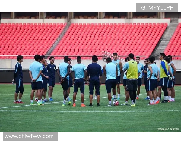 足球队合照展现团队精神与默契配合的瞬间记录